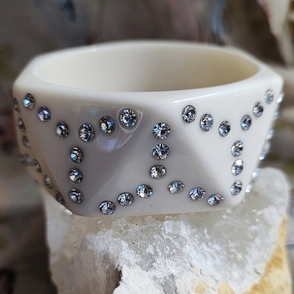 Creamy White Chunky Lucite Clear Rhinestone Hexagon Bangle Bracelet Unsigned EUC - Picture 6 of 16